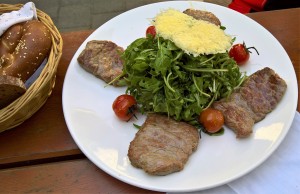 Beiried auf Ruccola samt Käsechip..... - Gastwirtschaft zum Ockermüller - Kritzendorf