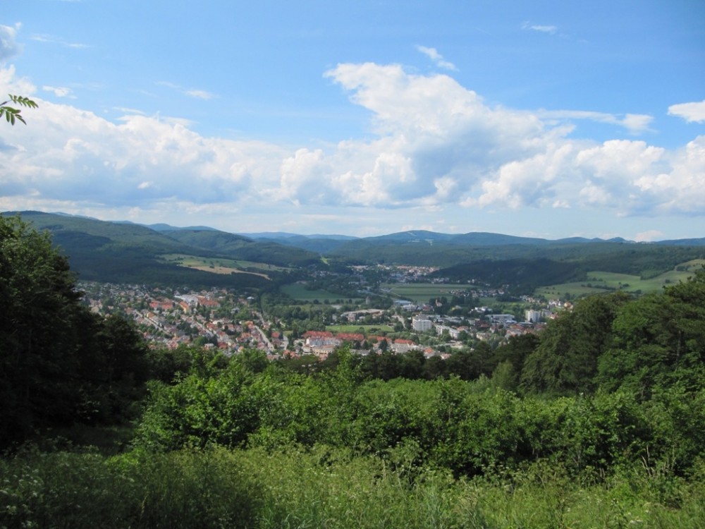 Blick auf Berndorf und im Hintergrund Pottenstein - Waldhütte Guglzipf - Berndorf