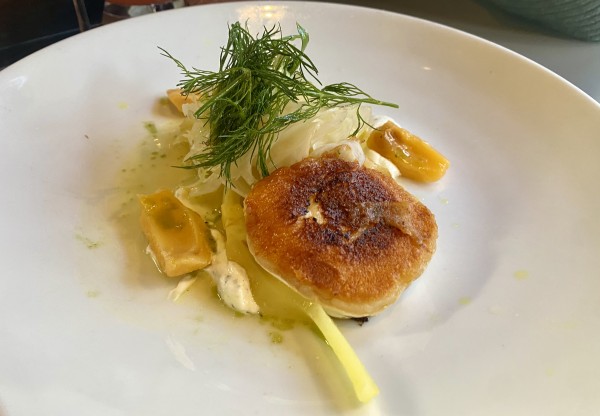 Gebratener Ziegenkäse mit Zitronenfenchel eingelegte Mispeln/Labneh - Wirtschaft am Markt - Wien