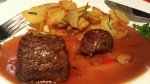 Kängurusteak mit Rosmarinbratkartoffel (den Beilagensalat hab ich leider ... - Restaurant Visconti - Wien