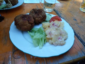 Fasch. Laibchen mit Erdäpfelsalat