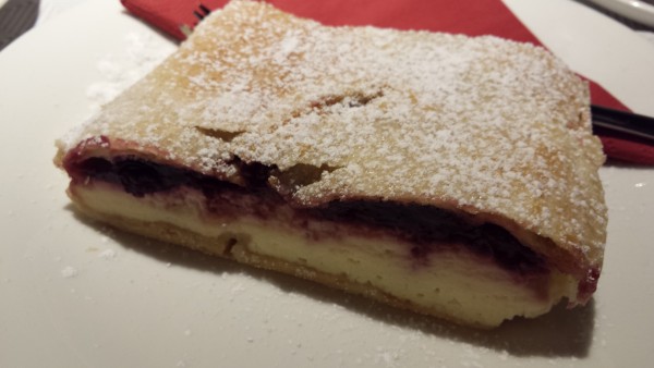 Topfen-Weichsel Strudel: Füllung eigentlich gut, aber halb lauwarm halb ... - Strudel Cafe - Innsbruck