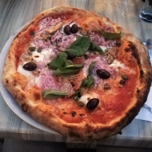 Pizza Calabrese (Paradeissauce, Mozzarella, Thunfisch, roter Zwiebel, ... - Il Sestante - Wien