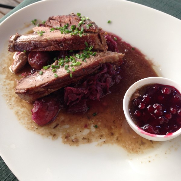 Gebratene Gansbrust mit Rotkraut und Kastanien, wunderbare Qualität - Restaurant Schwabl - Wien