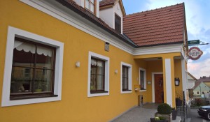 Da gehts rein ins gelbe Haus des Schwarz in Nöhagen....