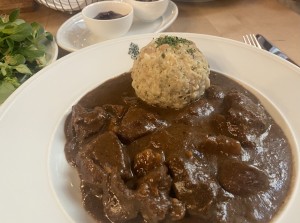 Butterweicher Maibock mit Pilzen & Preiselbeeren dazu Semmelknödel - sehr ... - Heidenkummer - Wien