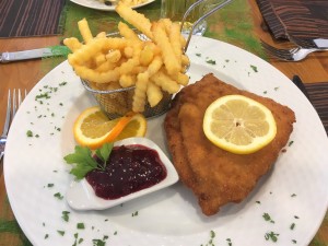 Cordon Bleu, Pommes frittes - TAFL´s Restaurant - St. Peter am Kammersberg