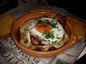 Harley Pfanne - Chili con Carne mit Käse überbacken, dazu Sauerrahm, Speck, ... - Fischer's American Restaurant - Wien