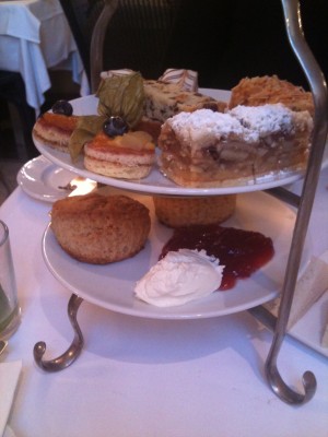 Englischer Afternoon Tea in groß - oben Mini Süssspeisen, unten die Scones mit Creme und Marmelade