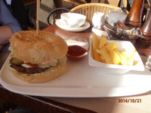 Cheeseburger mit Pommes - Cafe Maximilian - Wien