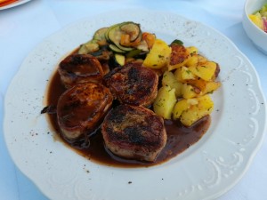 Gegrillte Schweinsmedaillons mit Gemüse & Erdäpfel - Kutscherstüberl - Riegersburg