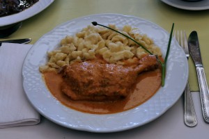 Minoritenstüberl - Paprikahenderl mit Butternockerl - Omamas Handschrift