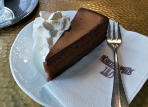 Sachertorte mit Schlag