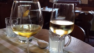 links: Chardonnay. rechts: wiener gemischter Satz