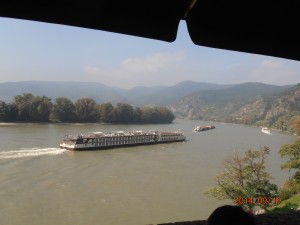 Zwischendurch ein Blick auf den Donauschiffsverkehr. - Hotel Schloß Dürnstein - Dürnstein