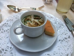 Altwiener Schmankerlreise: Frittattensuppe mit Kaiserschöberl - Restaurant Stefanie - Wien