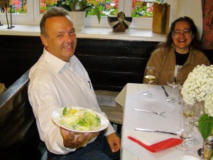 Ein Gast freut sich über den Salat - Alpengasthof Enzian - Mönichkirchen