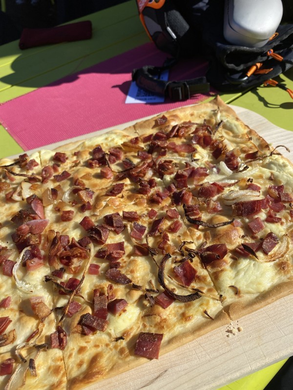 Flammkuchen in verschiedenen Varianten (um die 11€) gibt’s hier auch seit ... - Café Gotthard Lech - Lech