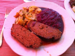 Hackbraten mit gerösteten Kartoffeln und Blaukraut - Ruetzenhof - Kirchberg in Tirol