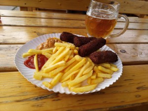 Cevapcici mit Pommes, Ketchup und Zwiebelsenf