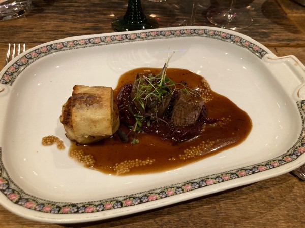 Rosa gebratener Hirschrücken, fruchtiges Rotkraut, Brioche-Knödel, Maronicreme - HerrgottHö - St. Stefan ob Stainz