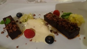 Tarte von Satongo-Schokolade mit Ananas, Pericon, &amp; Oliveneis