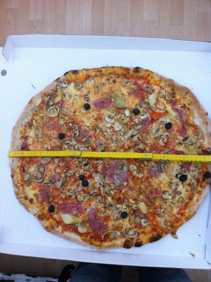 Familienpizza mit stolzen 60 cm (wurde nicht konsumiert, Foto ca. 1 Jahr alt). - Pizzeria Trattoria Italia - Lauterach