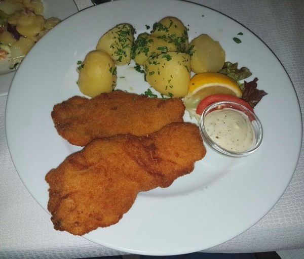 Waldviertler Bio-Karpfenfilet gebacken mit Petersilienerdäpfel + Sauce ... - Waldschenke Doris Schreiber - Pürbach