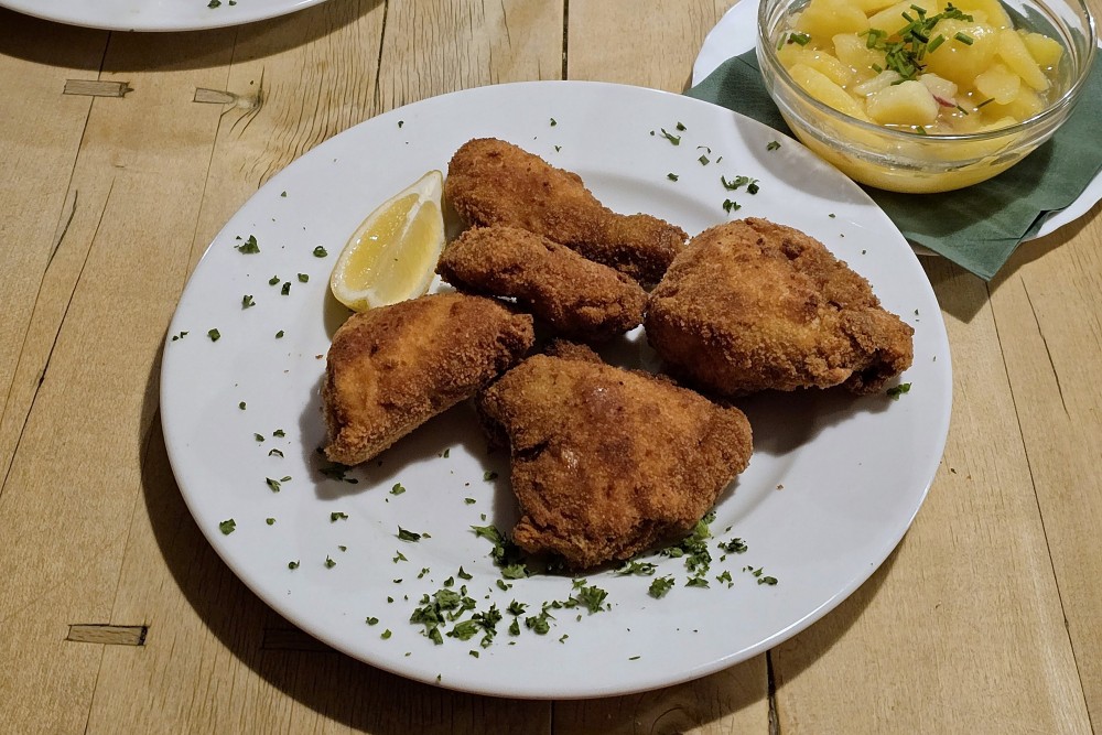 Maxing Stüberl - Backhenderl- tadellos und schön saftig - Top der Salat - Maxingstüberl - Hietzinger Weinstüberl - Wien