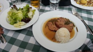 Kalbsrollbraten mit Reis und Salat
