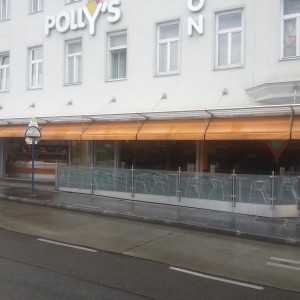 Außenfront mit Gastgarten  08/2014 - Polly's - Wien