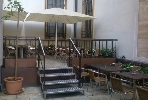 Der Gastgarten auf der anderen Straßenseite. - Ristorante Rossini - Wien