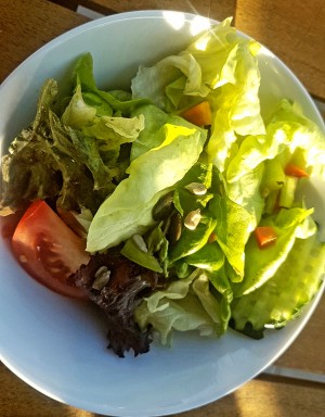 gemischter, süsser Salat mit Sonnenblumenkernen