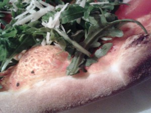 Pizza Capo (Tomaten, Mozzarella, Rucola, Tomatenscheiben & Parmesan) - PIZZERIA DON GIOVANNI - Wien