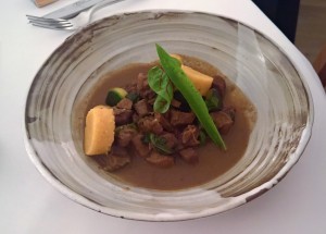 Stew vom Kamerunlamm, Senfgemüse, Polenta.