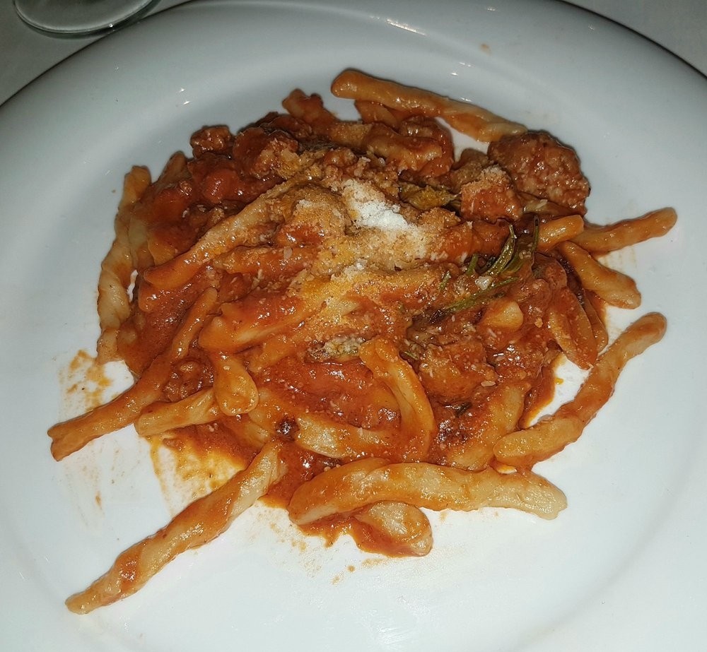 Strozzapreti mit Salsiccia in Tomatensauce u. Parmesan - Osteria Dal Toscano - Wien