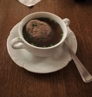 Leberknödlsuppe, sehr gut