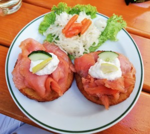 …..ein ganz typisches Heurigengericht, Lachs auf Erdäpfelpuffer..... :-)) - Weinbau Laimer - Langenzersdorf