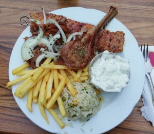 Bauern Teller (Gyros, Souvlaki, Lampl) nennt sich das und es war köstlich! - Rhodos Restaurant - Langenzersdorf