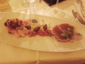 &quot;Tuna und Kalb&quot; - rohmarinierter Pfefferthunfisch, rosa gebratener Kalbsrücken, Kapernsauce
