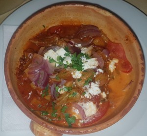 Okra-Schoten mit Rotem Zwiebel, Schafkäse in Tomatensauce als Vorspeise - Mythos - Wien