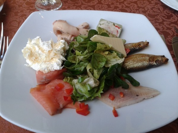 Variation von Räucherfischen mit Oberskren an Ruccola - Häuserl im Wald - Graz