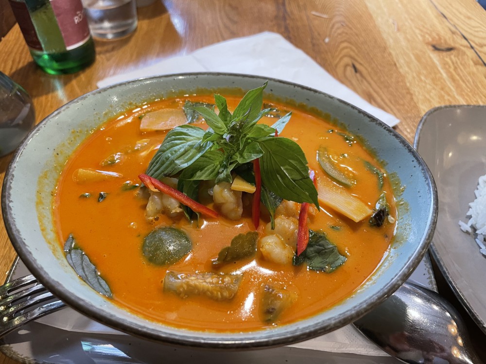 Red Thai Curry mit Schrimps - ALL REIS Bangkok Street Food - Wien