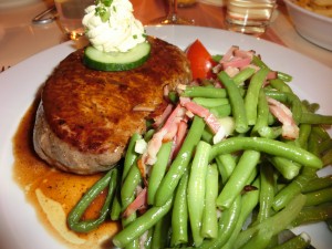 Rindsfiletsteak - auf Wunsch mit viel Speckbohnen und Knoblauch &amp; Pommes als Beilage