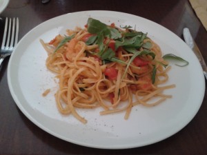 Pasta mit Tomaten, Shrimps und Rucola