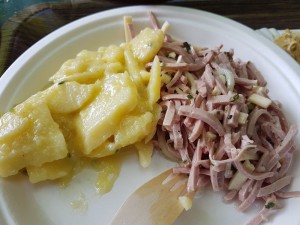 Erdäpfelsalat - schlecht + Wurstsalat - durchschnitt - Augustiner Bräu - Salzburg