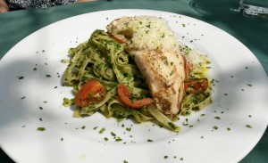 Hühnerbrust gefüllt mit Parmaschinken, Tomate und Mozzarella auf Pesto-Tagliatelle