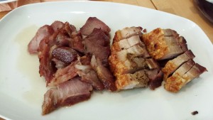 Zweierlei Schweinelfleisch: rechts knuspriges 
Bauchfleisch und links ... - Grill Imbiss Haus Hong Kong - Wien