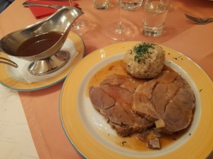 Schweinsbraten mit Semmelknödel
und Sauerkraut 14,80 mit extra Saft