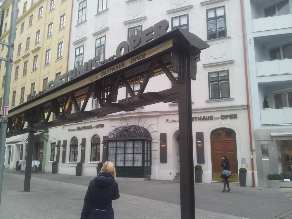 Die Straßenansicht. - Plachuttas Gasthaus zur Oper - Wien